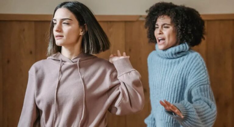 A Profunda Lição de "Crime e Castigo": O Perigo da Superioridade Moral. Saiba mais acessando nosso site para esta e outras reflexões