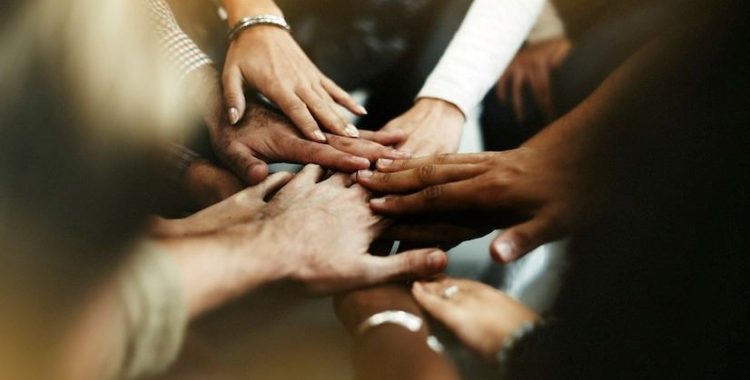 Equilibrando o 'Eu' e o 'Nós'. Encontrar o equilíbrio entre o "eu" e o "nós" é um processo contínuo, que requer intenção, esforço