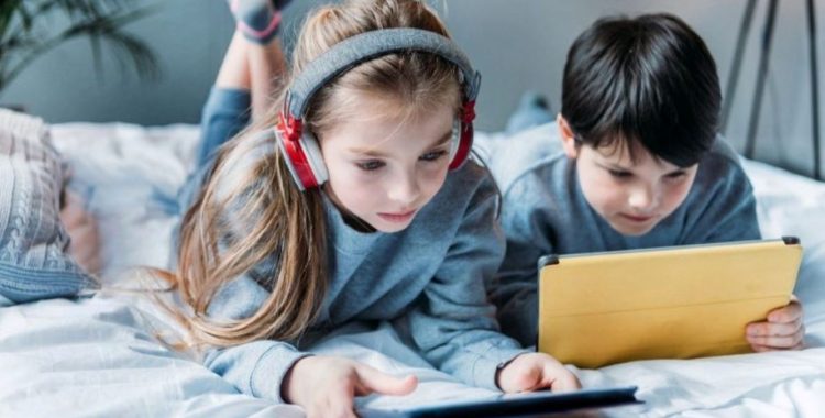 Como a Internet Impactou a Geração Alpha Introdução A Geração Alpha, composta por crianças nascidas a partir de 2010, está crescendo em um mundo onde a internet é onipresente. Esta geração é a primeira a ser totalmente imersa na tecnologia digital desde o nascimento. Neste post, vamos explorar como a internet impactou a Geração Alpha, destacando os aspectos positivos e negativos dessa influência. A Influência da Internet na Geração Alpha Acesso à Informação A internet oferece à Geração Alpha um acesso sem precedentes à informação. Desde cedo, essas crianças podem aprender sobre qualquer assunto com apenas alguns cliques. Isso promove a curiosidade e o aprendizado autodidata, permitindo que desenvolvam habilidades e conhecimentos de forma independente. Desenvolvimento de Habilidades Digitais Crescer em um ambiente digital ajuda a Geração Alpha a desenvolver habilidades tecnológicas desde cedo. Eles se tornam proficientes no uso de dispositivos eletrônicos, aplicativos e plataformas online, habilidades que serão essenciais no futuro mercado de trabalho. Conectividade e Socialização A internet permite que a Geração Alpha se conecte com pessoas de todo o mundo. Redes sociais, jogos online e plataformas de comunicação facilitam a socialização e a construção de amizades, independentemente da localização geográfica. Isso pode promover uma visão mais global e inclusiva. Desafios e Impactos Negativos Exposição Excessiva Um dos principais desafios é a exposição excessiva à internet. O tempo excessivo de tela pode levar a problemas de saúde, como distúrbios do sono, obesidade e problemas de visão. Além disso, a exposição a conteúdos inadequados pode ter impactos negativos no desenvolvimento emocional e psicológico. Dependência Tecnológica A Geração Alpha pode se tornar excessivamente dependente da tecnologia para entretenimento e socialização. Isso pode resultar em uma diminuição das habilidades sociais presenciais e na dificuldade de se desconectar do mundo digital. Privacidade e Segurança A privacidade e a segurança online são preocupações importantes. A Geração Alpha pode não estar totalmente ciente dos riscos associados ao compartilhamento de informações pessoais na internet. É crucial educar essa geração sobre práticas seguras e responsáveis no ambiente digital. Como Equilibrar os Benefícios e Desafios Educação Digital Educar a Geração Alpha sobre o uso responsável da internet é fundamental. Isso inclui ensinar sobre privacidade, segurança online e a importância de equilibrar o tempo de tela com atividades offline. Monitoramento e Limites Os pais e responsáveis devem monitorar o uso da internet e estabelecer limites claros. Isso ajuda a garantir que as crianças tenham uma experiência online segura e equilibrada. Incentivar Atividades Offline Promover atividades offline, como esportes, leitura e brincadeiras ao ar livre, é essencial para o desenvolvimento saudável da Geração Alpha. Essas atividades ajudam a equilibrar o tempo de tela e promovem habilidades sociais e físicas. Conclusão A internet tem um impacto profundo na Geração Alpha, oferecendo tanto benefícios quanto desafios. Ao educar e monitorar o uso da internet, podemos ajudar essa geração a aproveitar ao máximo as oportunidades digitais enquanto minimizamos os riscos. A chave é encontrar um equilíbrio saudável que permita à Geração Alpha crescer e prosperar em um mundo cada vez mais digital. Aqui estão algumas fontes que discutem o impacto da internet na Geração Alpha: EcoEdu - Este artigo aborda os desafios e oportunidades que a Geração Alpha enfrenta, destacando como a tecnologia molda suas vidas e o futuro do trabalho. Faz Educação - Este artigo explora o impacto da tecnologia na educação da Geração Alpha, com dados específicos sobre o acesso à tecnologia entre estudantes brasileiros. Escola Educação - Este artigo discute como a Geração Alpha, a primeira geração totalmente online, está moldando o futuro e enfrentando desafios únicos. Essas fontes fornecem uma visão abrangente sobre como a internet e a tecnologia impactam a Geração Alpha.