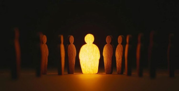 Individualidade. Encontrar o equilíbrio entre o "eu" e o "nós" é crucial para construir uma sociedade mais conectada e empática.