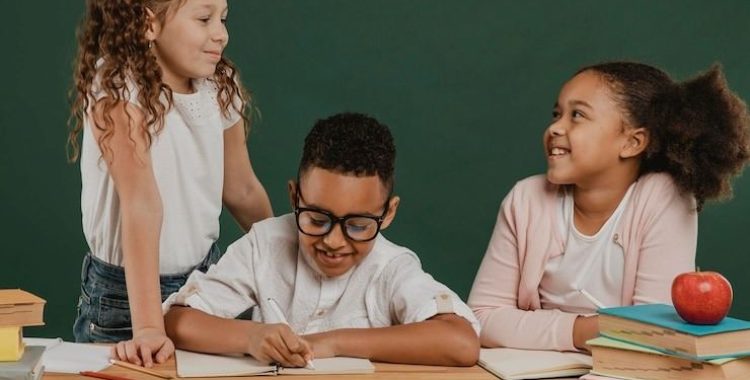 O 'Eu' e o 'Nós' na Educação. O Papel Crucial da Educação no Equilíbrio entre o 'Eu' e o 'Nós' Saiba mais em nosso site