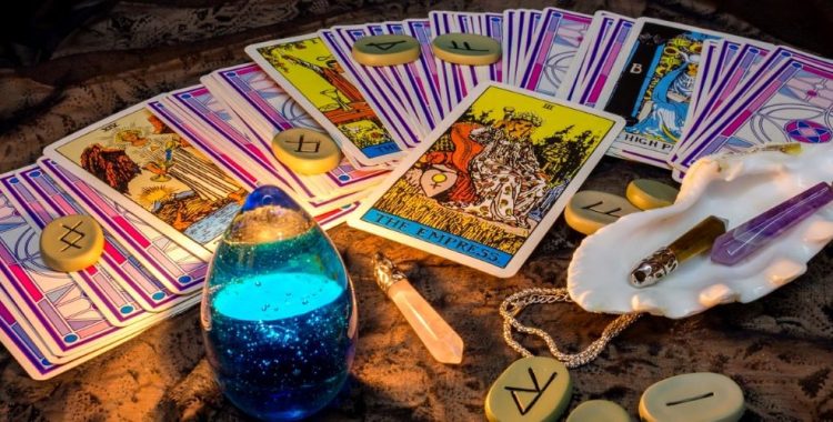 O Tarot Terapêutico é uma ferramenta poderosa para aqueles que desejam aprofundar seu autoconhecimento e melhorar sua relação consigo mesmos.