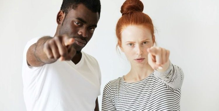 A falta de empatia é um reflexo de um mundo onde muitas vezes nos fechamos para evitar a sobrecarga emocional.