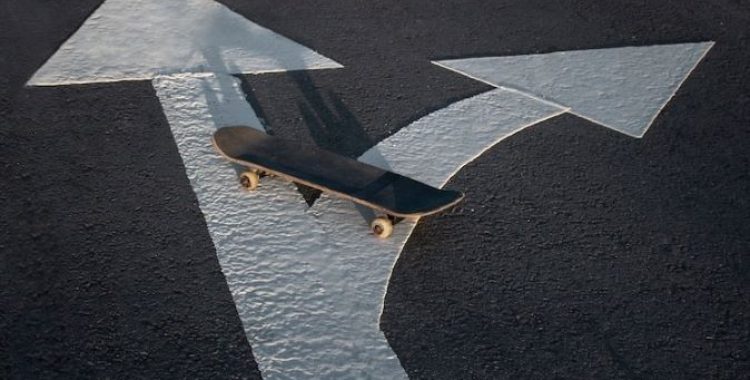 Muda a Tua Escolha e Realidade Como anda a tua vida com as decisões que tem tomado ? As mudanças que fizermos hoje, irão encontrar-te num futuro próximo e trazer também as suas consequências Tomar decisões faz parte da vida. É dessa forma que vamos moldando nosso caminho e caráter. O importante é sempre estar aberto para entender o que está acontecendo antes de escolher. A ideia de que somos criadores da nossa realidade é maravilhosa. O nosso livre arbítrio é o que coloca a energia em movimento e de cada plantação/criação, iremos colher os nossos frutos para que possamos cumprir o nosso propósito e fazer as nossas aprendizagens. Das plantações do medo iremos colher sofrimento, das plantações de amor iremos colher abundância. Depois de anos ou mesmo vidas e nos vemos como seres impotentes e vítimas das circunstâncias, iludidos com a sorte, o acaso e azar, inconscientes de que a nossa realidade é co-criada por nós, lembrarmos que podemos escolher a nosso favor, desperta em nós um antigo poder há muito abafado. À conta de crenças limitadoras, filosofias castradoras, medos e muita ignorância no que toca ao funcionamento do Universo, este poder acabou por ser desperdiçado em formatos de vida onde abafamos a nossa essência, desresponsabilizamo-nos de nós mesmos e tornamo-nos submissos à vontade externa, tanto social como religiosa. A vida é feita de escolhas. Quando você dá um passo à frente, inevitavelmente alguma coisa fica para trás. Cada vez que você faz uma opção está transformando sua essência em alguma coisa um pouco diferente do que era antes.